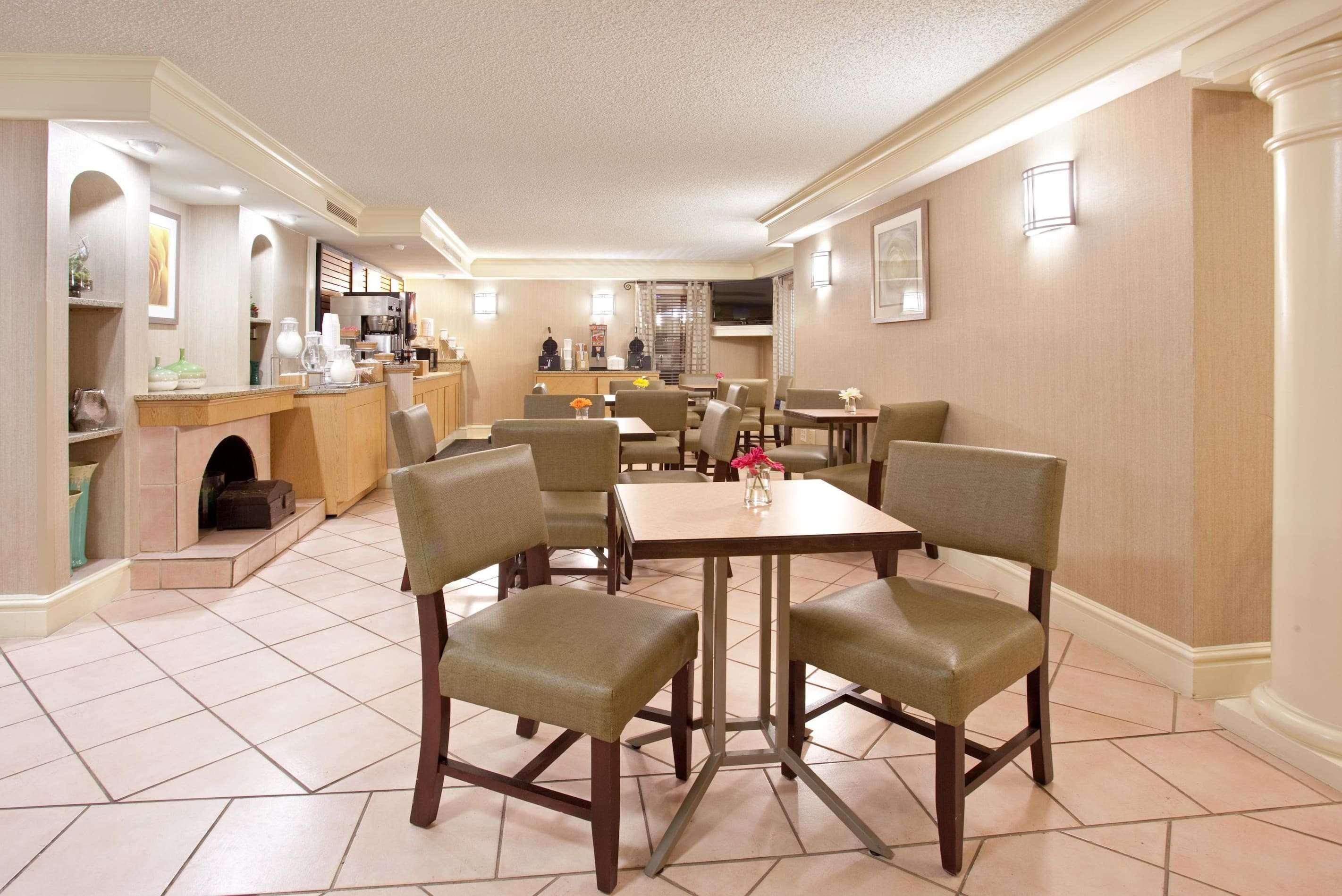 La Quinta Inn By Wyndham Denver Central エクステリア 写真