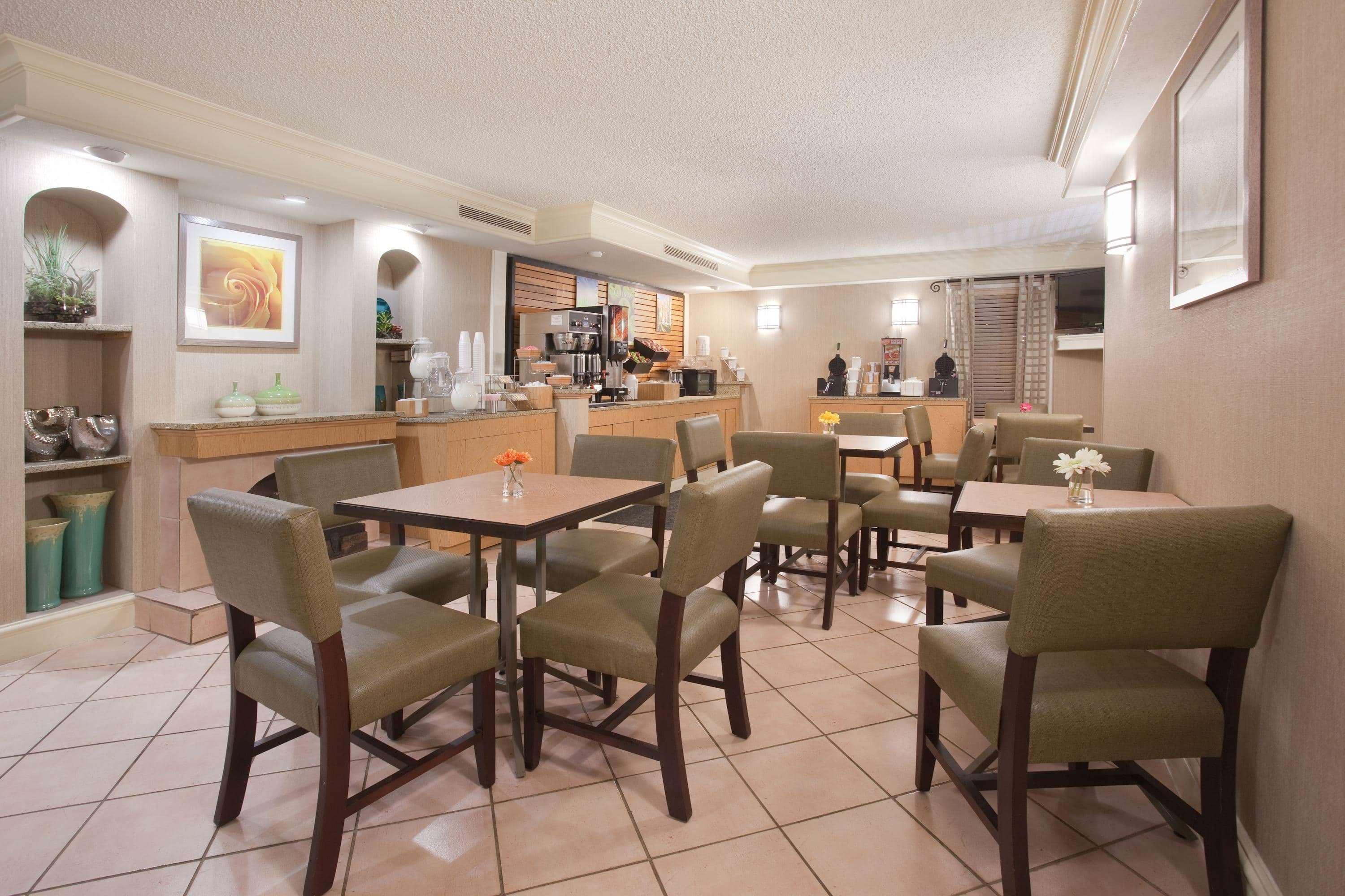 La Quinta Inn By Wyndham Denver Central エクステリア 写真