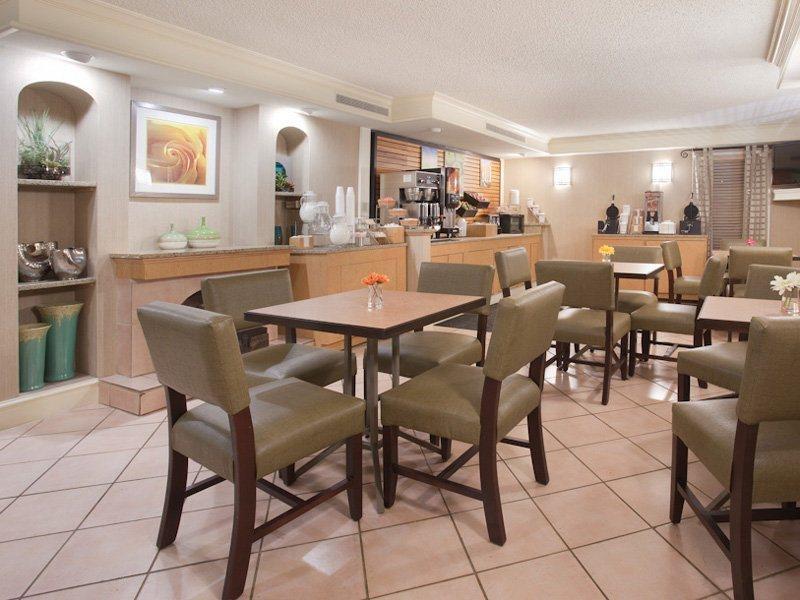 La Quinta Inn By Wyndham Denver Central レストラン 写真