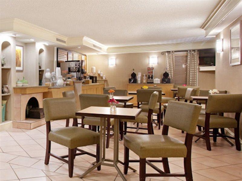 La Quinta Inn By Wyndham Denver Central レストラン 写真